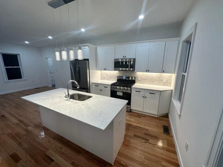 Building Photo - 82 Albertina St