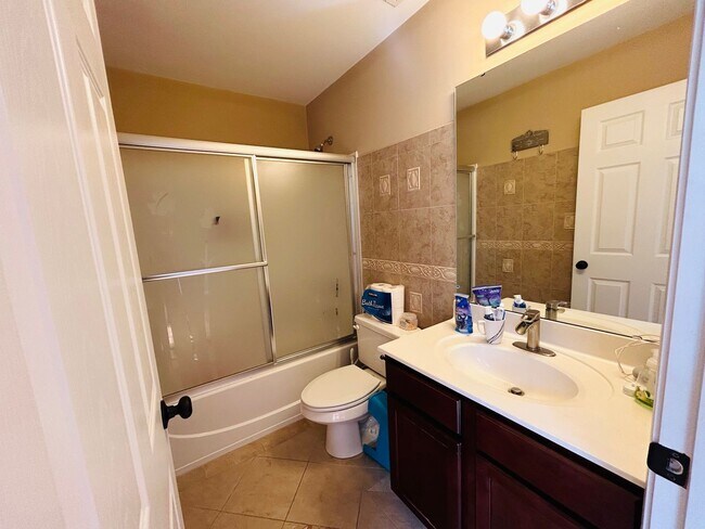 Building Photo - Incredible 4 bedroom/5 bath Tri-level home in Willoughby Park in NW Greensboro with finished base...