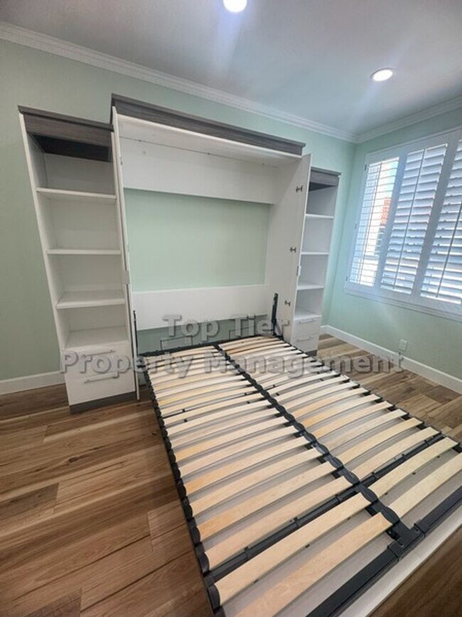 Building Photo - Upgraded Top-Floor 2 bed/ 2 bath with Pool...
