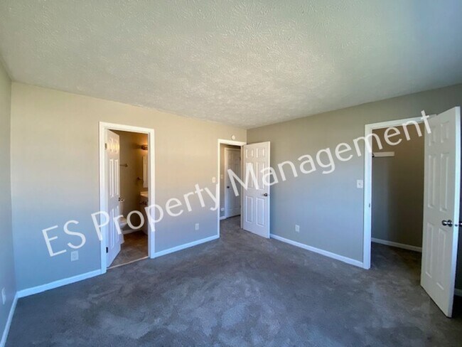 Building Photo - Stunning 4 Bedroom 2 Bathroom Tri-Level Ho...