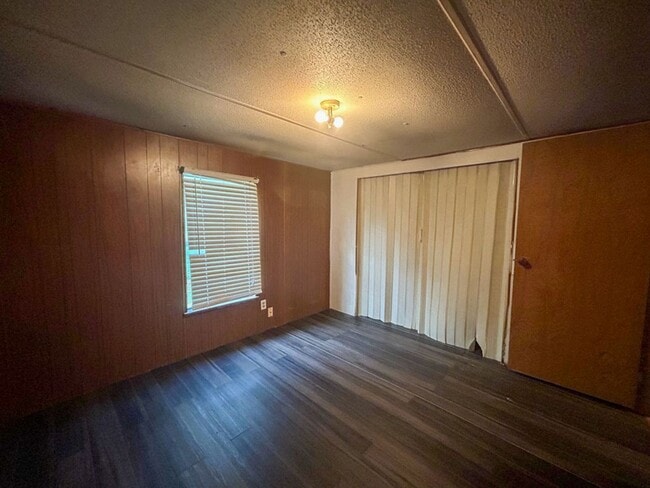 Building Photo - 2 BD 1 BA Mobile in Quiet Park Available Now!