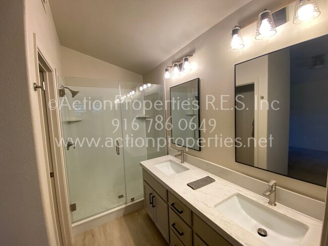 Building Photo - Greenbelt Views - 3 Bed, 2.5 Bath - Privat...