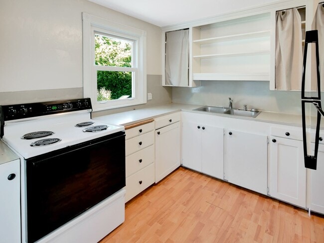 Building Photo - 2 Bed and 1 Bath Charming Single-Family Ho...