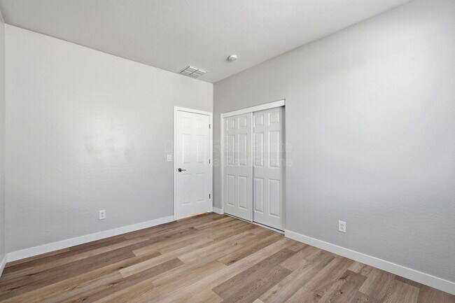 Building Photo - 1711 W Twain Ct