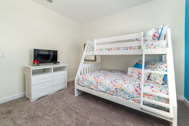 Building Photo - For Rent - Pool Townhome with 5 Bedroom 4 ...