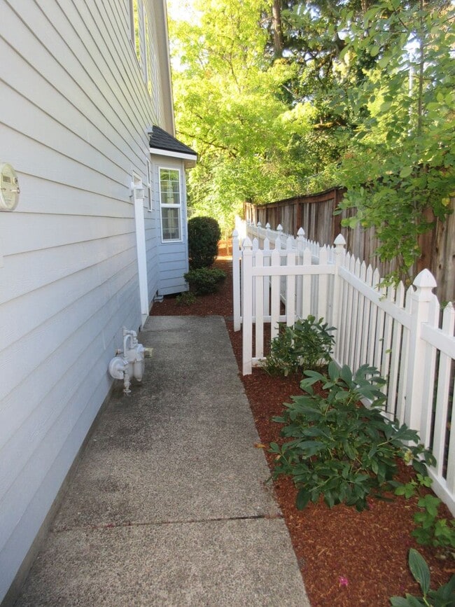 Building Photo - Large 4 Bedroom Home in West Salem