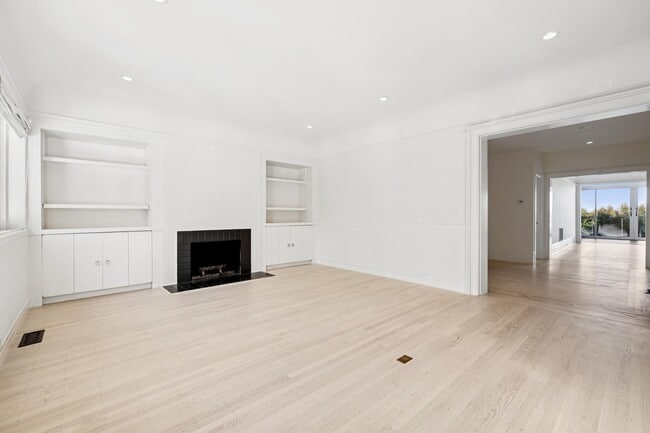 Building Photo - 2470 Broadway