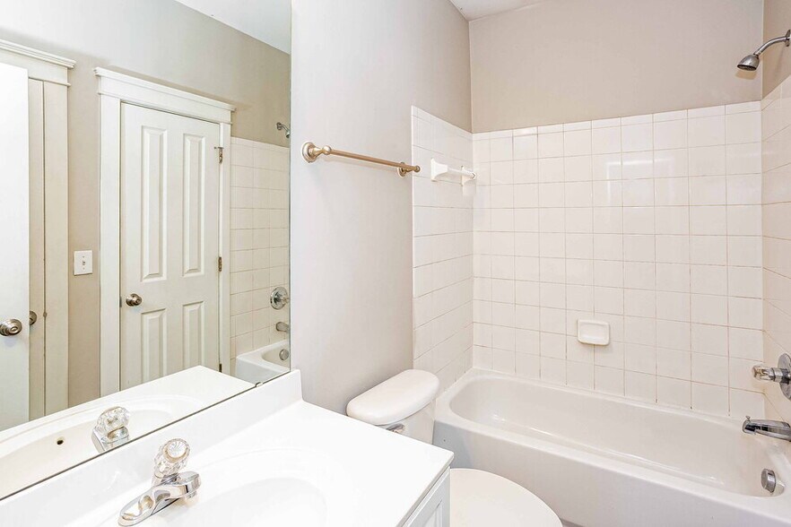 Building Photo - 13804 Connell Green Dr