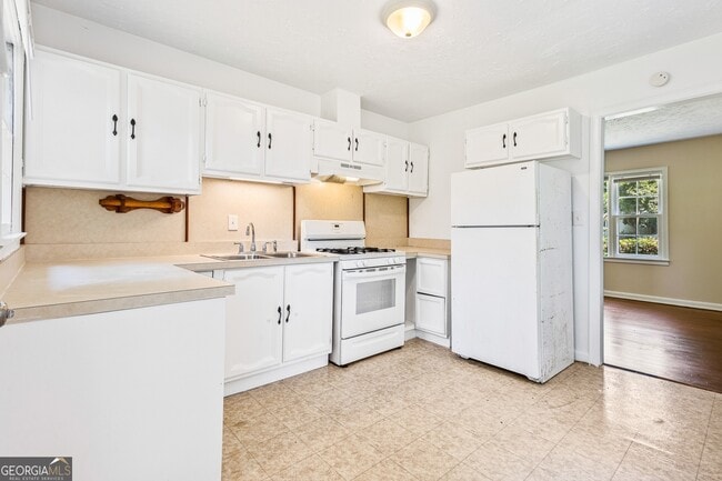 Building Photo - 4150 Hanes Dr