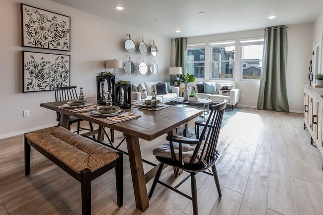 Building Photo - Luxury Condo - Water, Sewer, Basic Internet Included!