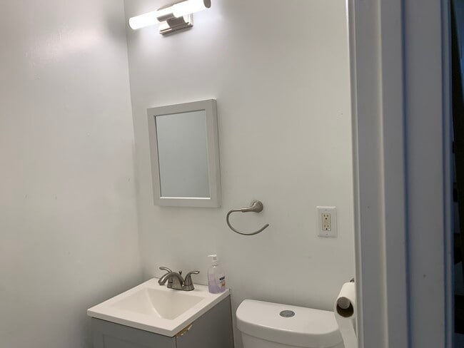 Building Photo - 3203 Oak Ct