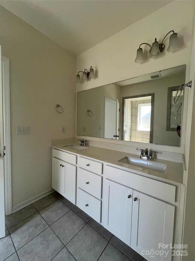 Building Photo - 1024 Argentium Way