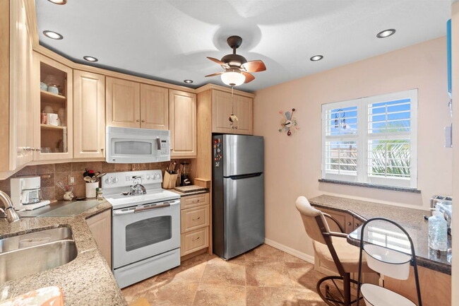 Building Photo - 2615 NE 1st Ct