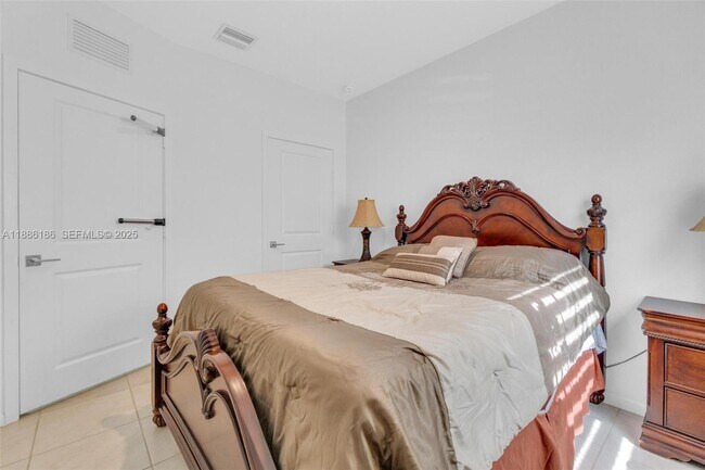 Building Photo - 424 NE 4th Ave