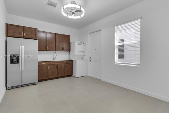 Building Photo - 615 NE 1st Ave