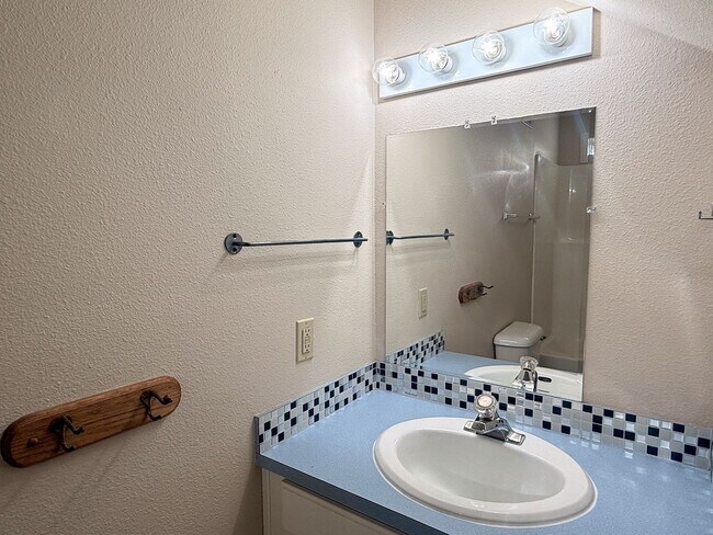 Building Photo - 3200 Lorian Ln SE