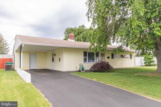 Building Photo - Single home with large back yard 4 bed 2 b...