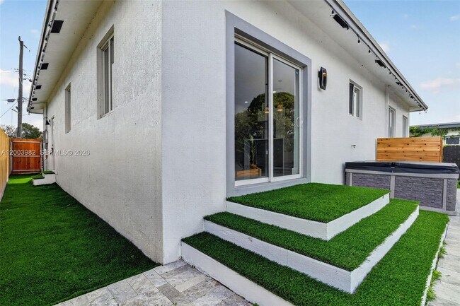 Building Photo - 655 NW 24th Ave