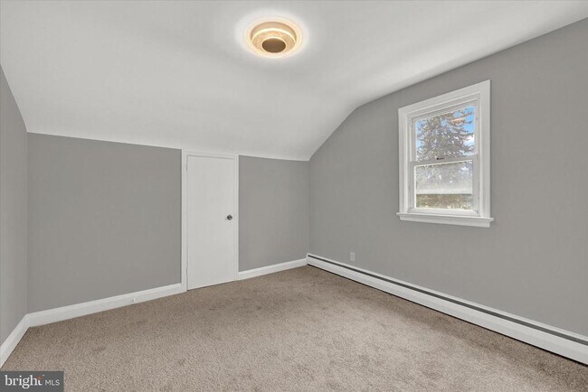 Building Photo - 260 Paradise Rd