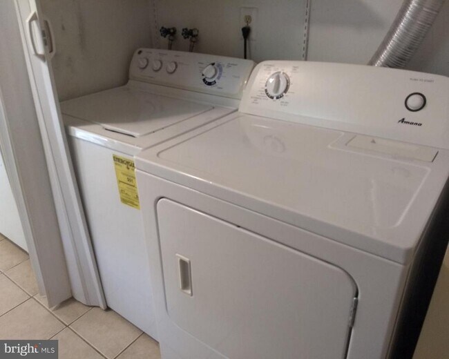 Building Photo - 743 Jackson St