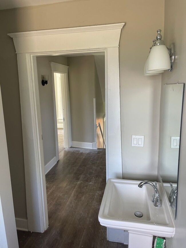 Building Photo - 3 Bedroom 2 full bath home available now.