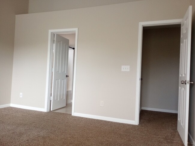 Building Photo - 3 Bedroom 2.5 Bathrooms