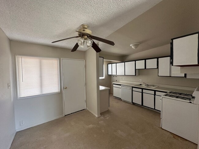Building Photo - Modern 2-Bedroom Apartment with Garage – Convenient Living!