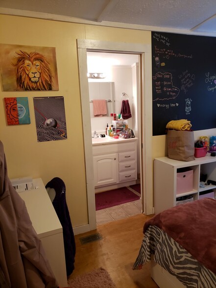 Building Photo - 3737 Junaluska Rd