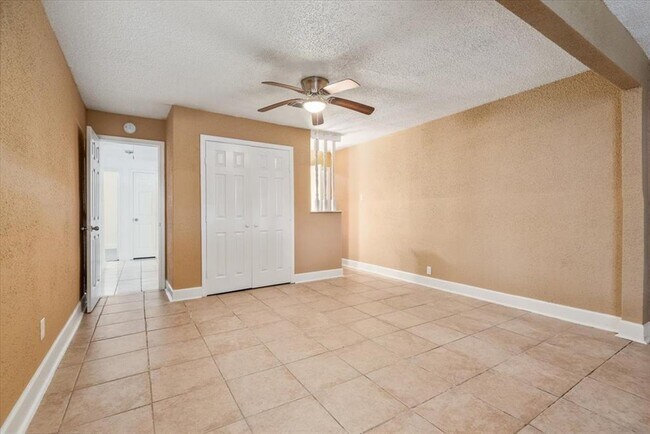 Building Photo - 8630 Valley S Dr