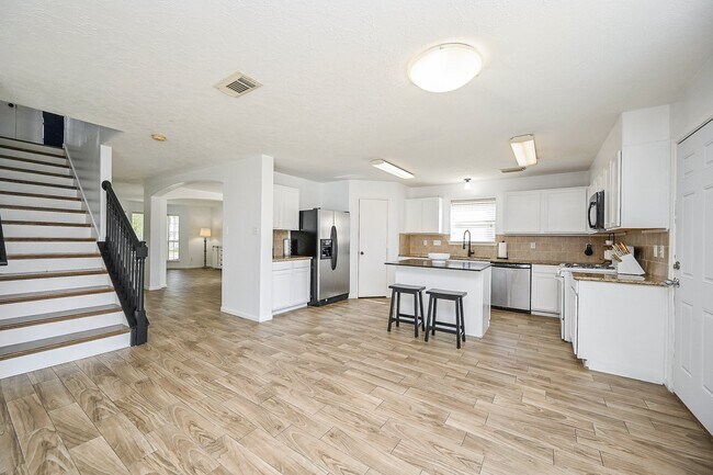 Building Photo - 2534 Halstead Dr