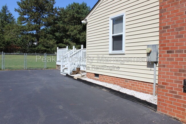 Building Photo - 6452 Lakeway Dr