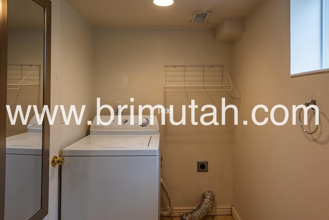 Building Photo - 1475 E Michigan Ave