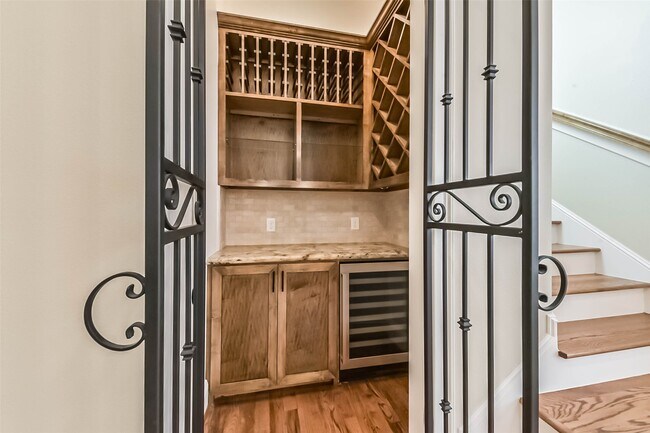 Building Photo - 1126 W 16th St