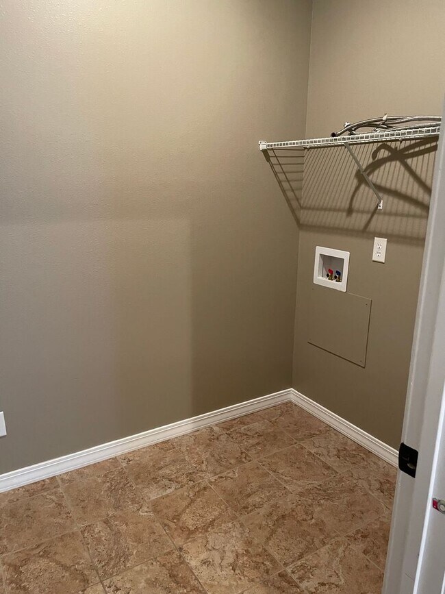 Building Photo - Beautiful 4 Bedroom Home In South Springfield