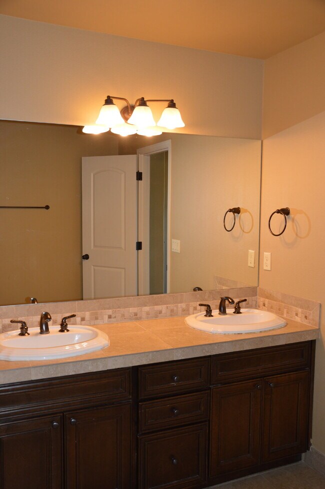 Building Photo - "Charming 3-Bed + Loft and 2 car garage Townhouse with Granite Elegance in Vancouver!"