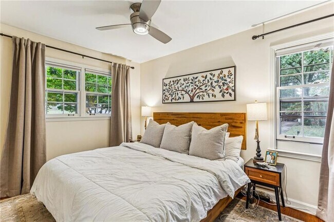 Building Photo - 2592 Woodacres Rd NE