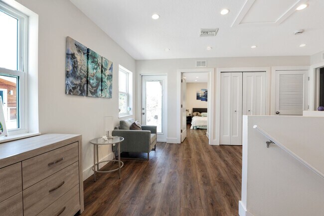 Building Photo - 4bd/3.5bth Perfectly Located Modern Townhouse