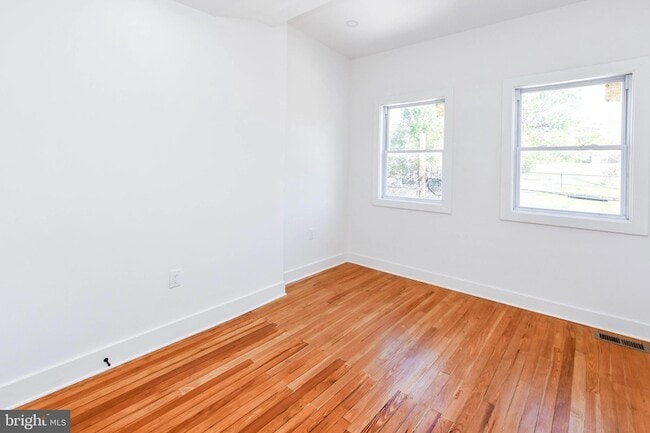 Building Photo - 104 R St NE