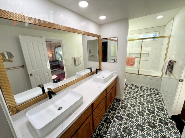 Building Photo - 980 Springview Cir