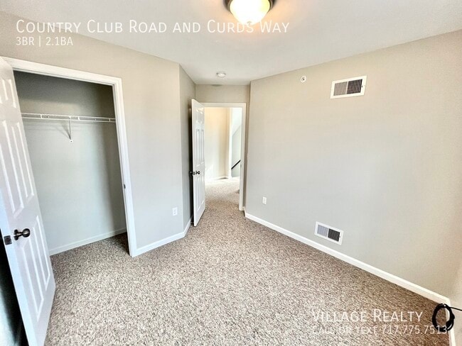 Building Photo - 703 Country Club Rd