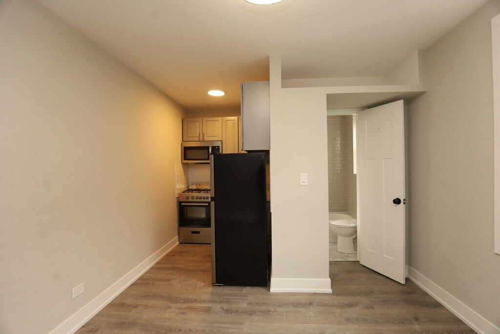 Building Photo - 525 W Belmont Ave