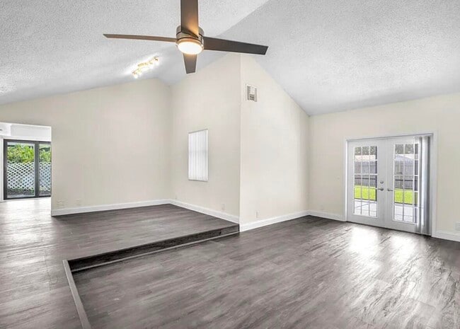 Building Photo - 654 West Dr