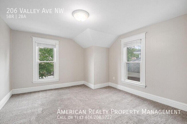 Building Photo - 206 Valley Ave NW