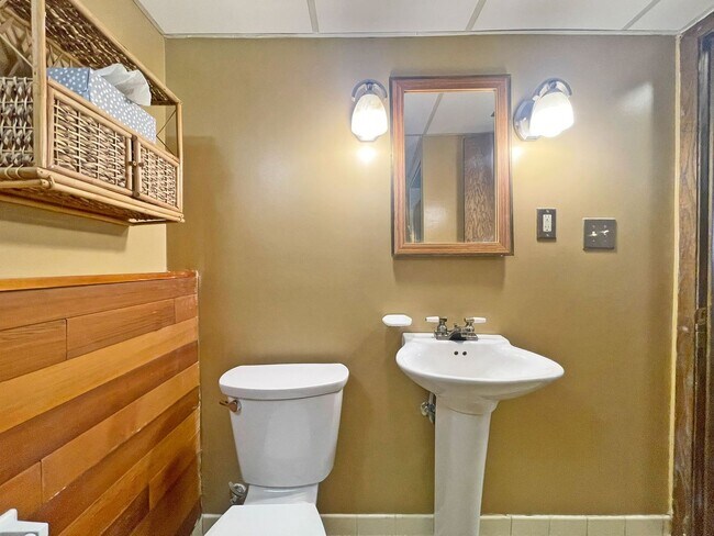 Building Photo - 4-Level Home with Fireplace & Big Yard is ...