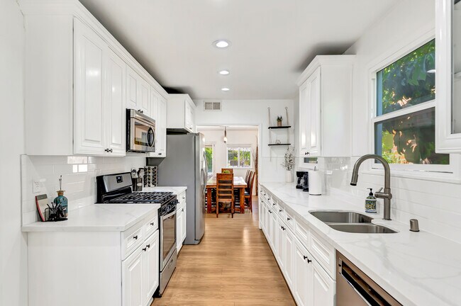 Building Photo - 7700 Oakdale Ave