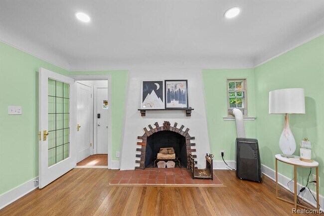 Building Photo - 1516 W Houstonia Ave