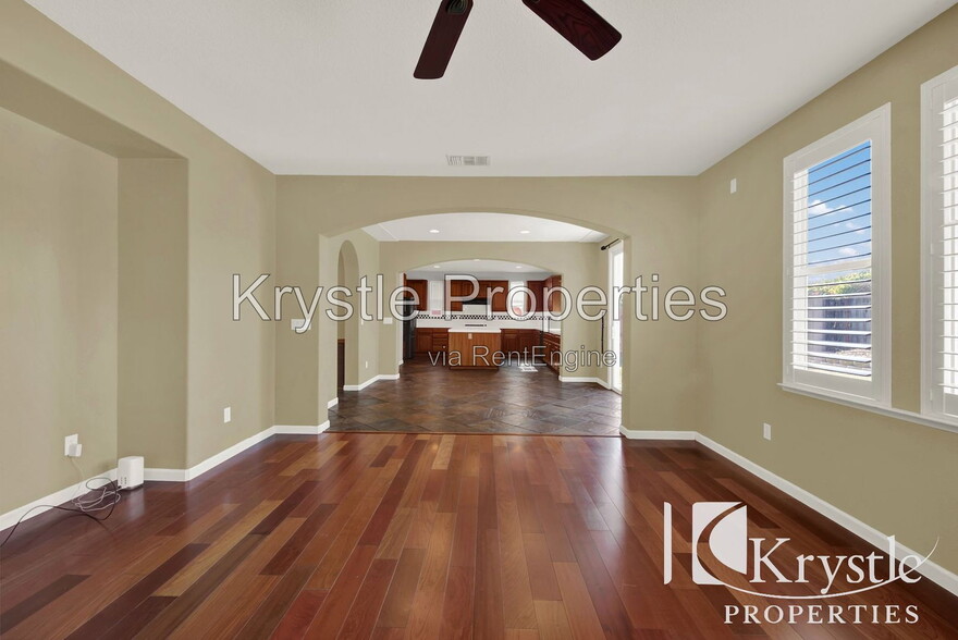 Building Photo - 625 Purple Martin Dr