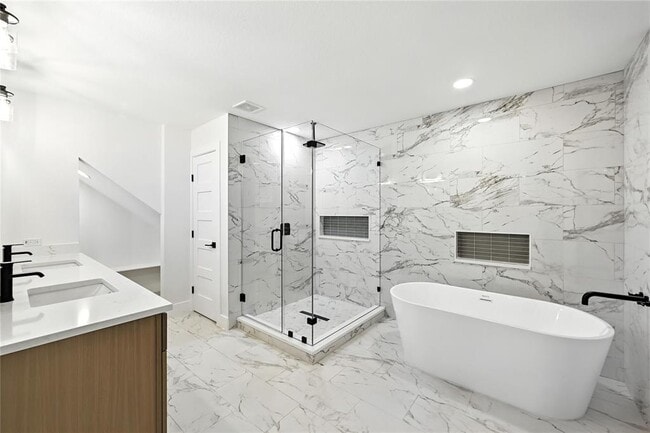Building Photo - 815 Buckingham Pl