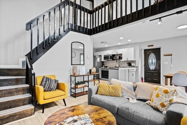 Building Photo - 1150 Country Club Dr