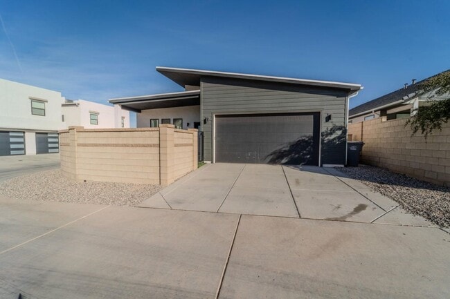 Building Photo - Beautiful 3 bed 2 bath + Den Home in Desert Color! Corner Lot!!